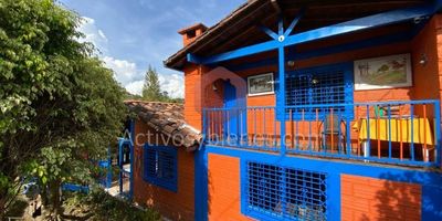 Vendo Casa finca en Guarne, vereda chaparral, Área construida de 170m² en un lote de 1100m², cuenta con un kiosko que tiene zona BBQ, Turco y baño, la casa principal cuenta con 5 alcobas, 4 baños, cocina integral amplia, chimenea, sala, comedor, estudio y parqueadero para 2 carros. Vende Activos y Bienes, Inmobiliaria experta en administración, arrendamiento y venta de apartamentos, casas, locales, bodegas y oficinas en el Oriente Antioqueño, Medellín y toda el área Metropolitana. Información sujeta a cambios. Las imágenes de muebles, enseres, decoración y demás elementos son una referencia.