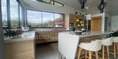 Vendo casa finca a solo 5 minutos de la vía principal del Carmen de Viboral. Lote de 3.200 mt², Casa de 312 mt², construcción moderna con excelente ingreso, 3 alcobas con baño y Vestier, alcoba de servicio, baño social, cocina integral, lavavajillas, cava de vinos, sala, comedor, zona de ropas, 3 garajes techados, amplias zonas verdes, Estrato 4, incluye mayordomo y mantenimiento de zonas verdes. Información sujeta a cambios. Las imágenes de muebles, enseres, decoración y demás elementos son una referencia. Vende Activos y Bienes, Inmobiliaria experta en administración, venta y arrendamiento de apartamentos, casas, locales, bodegas y oficinas en el Oriente Antioqueño, Medellín, y toda el área Metropolitana.