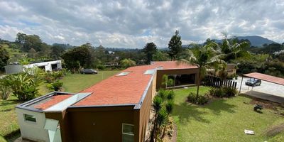 Vende  Casa Finca moderna cerca al centro comercial Jardines Llanogrande. Su  arquitectura hacen de esta propiedad un lugar muy luminoso, atractivo y acogedor, 500m² construidos en un lote de 3.840m² distribuidos Gran parte en su casa Principal con 4 alcobas con baño completo, alcoba de servicio, chimenea a Gas enchapada en Piedra natural, Cocina integral con torre de Hornos y nevecón Frigidaire empotrado, dos terrazas muy amplias que integran la zona interior con la zona verde exterior, Jacuzzi para 8 personas, zona bbq, cancha de voleibol, espejo de Agua y casa de Mayordomo y amplios parqueadero para al menos 12 carros. Vende Activos y Bienes, Inmobiliaria experta en administración y arrendamiento de apartamentos, casas, locales, bodegas y oficinas en el Oriente Antioqueño, Medellín y toda el área Metropolitana. Información sujeta a cambios. Las imágenes de muebles, enseres, decoración y demás elementos son una referencia.