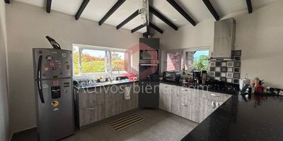 Arriendo Casa Finca  a 7 minutos de Guarne, 15 minutos del aeropuerto, 300 mt² construidos y 1500 mt² área total, 4 alcobas, 3 baños, 2 closets, 1 vestier, cocina integral, sala amplia, chimenea, 2 parqueaderos cubiertos, zonas verdes, deck, cámaras de seguridad y portería las 24 horas. Las imágenes de muebles, enseres, decoración y demás elementos son una referencia. Arrienda Activos y Bienes, Inmobiliaria experta en administración, arrendamiento y venta de apartamentos, casas, locales, bodegas y oficinas en el Oriente Antioqueño, Medellín y toda el área Metropolitana.