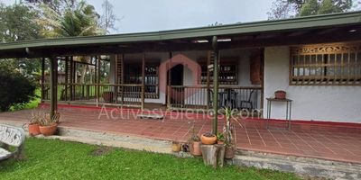 Vendo o arriendo casa finca en Guarne, vereda la Hondita, Área construida de 192m² en un lote de 5223m², 2 alcobas, 2 baños, 2 closets, cocina integral, amplias zonas verdes y adicional casa auxiliar para el mayordomo, zona de lavandería.Activos y Bienes, Inmobiliaria experta en administración, arrendamiento y venta de apartamentos, casas, locales, bodegas y oficinas en el Oriente Antioqueño, Medellín y toda el área Metropolitana. Información sujeta a cambios. Las imágenes de muebles, enseres, decoración y demás elementos son una referencia.