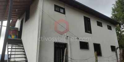 Vendo Casa finca en Guarne, vereda La Clarita, Área construida de 170 m² en un lote de 1.383 m², 6 alcobas, 3 baños, 4 closets, 2 cocinas, 2 sala comedores, 2 parqueaderos, zonas verdes.Vende Activos y Bienes, Inmobiliaria experta en administración, arrendamiento y venta de apartamentos, casas, locales, bodegas y oficinas en el Oriente Antioqueño, Medellín y toda el área Metropolitana. Información sujeta a cambios. Las imágenes de muebles, enseres, decoración y demás elementos son una referencia.