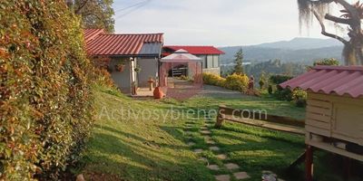Venta, Casa finca en Guarne, vereda La Clarita, Área construida de 226 m² en un lote de 4369 m², 5 alcobas, 4 baños, 5 closets, cocina semi-integral,  sala, comedor, parqueadero cubierto, patio, zonas verdes.Vende Activos y Bienes, Inmobiliaria experta en administración, arrendamiento y venta de apartamentos, casas, locales, bodegas y oficinas en el Oriente Antioqueño, Medellín y toda el área Metropolitana. Información sujeta a cambios. Las imágenes de muebles, enseres, decoración y demás elementos son una referencia.