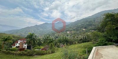 Lote en venta con avance de casa unifamiliar, área total 2.612m2 y área construida de 200m2, hermosa vista panorámica. NIVEL 1: alcoba principal grande con baño y espacio para vestier, 2 baños completos, cocina integral sin gas, corredor, sala comedor muy generoso, piso en porcelanato. NIVEL 2: espacio para 2 baños, espacio para cocina, salón grande para definir alcobas y sala-comedor, balcón 360° con hermosa vista panorámica 
Cuenta con luz EPM, agua veredal y pozo séptico, parqueadero para 6 carros, espacio para cuarto útil. Reja en ingreso.
Ubicado a 10 minutos de la doble calzada Barbosa a Medellín acceso hasta la finca con placa huella. 
Vende Activos y Bienes, Inmobiliaria experta en administración, arrendamiento y venta de apartamentos, casas, locales, bodegas y oficinas en el Oriente Antioqueño, Medellín y toda el área Metropolitana.