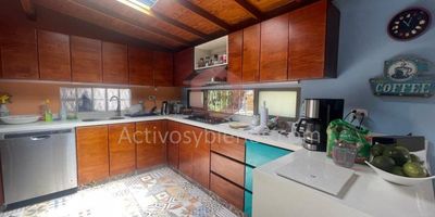 Arriendo casa finca en Rionegro, vereda Mampuesto, dos niveles, 4 alcobas, un closet, 4 baños amplios, balcón, cocina integral, sala, deck, zona de ropas, jacuzzi, BBQ, parqueadero sencillo, zonas verdes. 
Información sujeta a cambios. Las imágenes de muebles, enseres, decoración y demás elementos son una referencia. Arrienda Activos y Bienes, Inmobiliaria experta en administración, arrendamiento y venta de apartamentos, casas, locales, bodegas y oficinas en el Oriente Antioqueño, Medellín y toda el área Metropolitana.