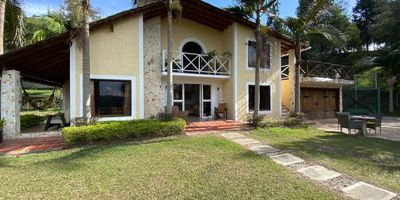 Vendo Casa finca vía Guarne - Aeropuerto, En un lote de 10.000m², sus acabados medievales hacen de esta propiedad un imponente y tranquilo lugar, cuenta con 5 alcobas, 3 baños, cocina en granito estelar, jacuzzi, zona BBQ, zona firepit, parqueadero cubierto para 6 carros y cancha multifuncional. Vende Activos y Bienes, Inmobiliaria experta en administración y arrendamiento de apartamentos, casas, locales, bodegas y oficinas en el Oriente Antioqueño, Medellín y toda el área Metropolitana. Información sujeta a cambios. Las imágenes de muebles, enseres, decoración y demás elementos son una referencia.