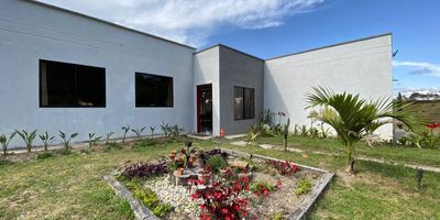 Vendo Casa finca vía Guarne - Aeropuerto, Área construida de 250m² en un lote de 9.750m² con Casa de mayordomo y pesebreras, en la casa principal cuenta con 3 alcobas, 3 baños, cocina integral  amplia, zona de ropas y terraza lateral y frontal, y en la casa de mayordomo cuenta con 2 alcobas, oficina, cocina y baño completo, su imponente vista hace de este, un lugar mágico y tranquilo. Vende o arrienda Activos y Bienes, Inmobiliaria experta en administración y arrendamiento de apartamentos, casas, locales, bodegas y oficinas en el Oriente Antioqueño, Medellín y toda el área Metropolitana. Información sujeta a cambios. Las imágenes de muebles, enseres, decoración y demás elementos son una referencia.