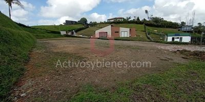 Vendo lote de 1931,26 m2 en parcelación, ideal para construir tú hogar o invertir, cuenta con agua potable propia, acometidas desde punto cero del lote, luz subterránea, fácil acceso, topografía aprovechable, lote con cerramiento en setos vivos. Información sujeta a cambios, Las imágenes de muebles, enseres, decoración y demás elementos son una referencia. Vende Activos y Bienes, Inmobiliaria experta en administración, arrendamiento y venta de apartamentos, casas, locales, bodegas y oficinas en el Oriente Antioqueño, Medellín y toda el área Metropolitana.