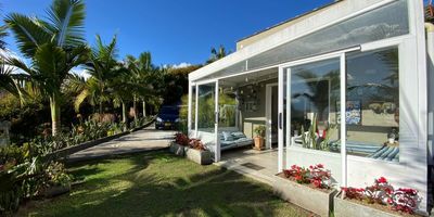 Vendo casa finca de 220mt² en un lote de 3600mt² con gran variedad de arboles frutales, su fachada cubica con un diseño único! distribuida en 4 alcobas, 4 closets en su alcoba principal tiene Vestier y baño privado; una propiedad muy amplia con baño social, sala comedor, cocina integral con red de gas y barra tipo americana. Adicional cuenta con un apartamento independiente con baño y cocina; la casa tiene portada y en su parqueadero caben hasta 9 carros bien distribuidos y hay 9 cámaras de seguridad distribuidas por toda la propiedad. Vende Activos y Bienes, Inmobiliaria experta en administración y arrendamiento de apartamentos, casas, locales, bodegas y oficinas en el Oriente Antioqueño, Medellín y toda el área Metropolitana. Información sujeta a cambios. Las imágenes de muebles, enseres, decoración y demás elementos son una referencia.