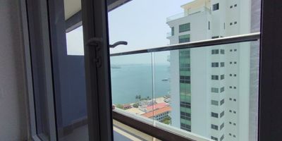 Esta es tu oportunidad de tener una oficina en un piso 21 con una vista diagonal impresionante al mar y a toda la zona de Bocagrande, ubicada en un edificio moderno y de alto nivel, esta oficina te ofrece un ambiente de trabajo exclusivo y funcional, cuenta con tres ascensores, baños en los pasillos, dos salas de juntas, un salón de eventos, cafetería, y una cocineta para mayor comodidad. Además, dispone de parqueadero interno, recepción y sistema de acceso con tarjetas para mayor seguridad y privacidad. La ubicación en Bocagrande te garantiza una excelente conectividad y proximidad a zonas comerciales, restaurantes, playas y más.