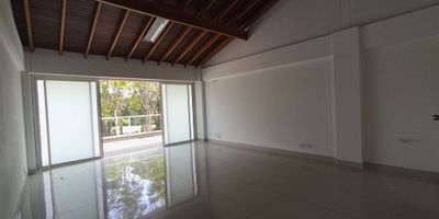 Local en ARRIENDO con 15m2 de terraza, cocineta pequeña, baño con ducha.
