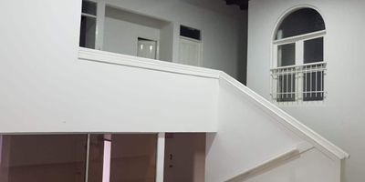 Inmueble con espacios bondadosos, iluminado, con buena ventilación, bien ubicado, con alta visibilidad, en buen estado de conservación. Está conformado por antejardín, terraza anterior, lobby de acceso, sala de estar, 15 espacios amplios que se pueden destinar a usos diversos, 5 baños, terraza interna, patio posterior arborizado, cuarto y baño para el servicio doméstico y área de parqueo. La propiedad se encuentra próxima a supermercados, tiendas especializadas, cafés, restaurantes, cajeros, estación de servicio y bancos. Ideal para uso institucional y/o comercial. Ver Uso de Suelo.