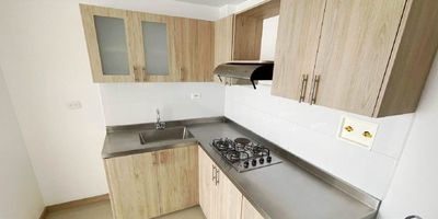 Apartamento en Arriendo – Marinilla, Sector Borneo. Este acogedor apartamento de 60 m² ofrece una distribución funcional y espacios bien iluminados. Cuenta con 3 habitaciones con closet, incluyendo una alcoba principal con baño privado, además de un baño social completo. La sala-comedor se integra con un ventanal que brinda excelente iluminación natural y acceso a un cómodo balcón.

La cocina integral está equipada y conectada a una práctica zona de ropas independiente. El piso en baldosa facilita el mantenimiento y aporta frescura al ambiente.

Ubicado en edificio cerrado con ascensor, parqueaderos comunes y ambiente residencial tranquilo. Ideal para quienes buscan comodidad, seguridad y buena ubicación en Marinilla. ¡Contáctanos hoy mismo y agenda tu visita! ¡City Raíz busca su tranquilidad! - Código: 18300. Contáctanos por WhatsApp al 310 840 1461 o llamándonos al 604 411 7372 www.cityraiz.com