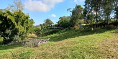 Codigo 18326. Lote en venta ubicado en el carmen de viboral sector sonadora.lote independiente con bonita vista y rodeada de naturaleza.cerca a: el carmen, rionegro y a 15 minutos de la ceja.el lote se entregan con acometidas de servicios públicos.