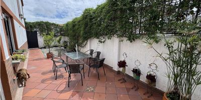 ? ¡Vive donde todos quieren estar!
Se vende amplia y acogedora casa en conjunto cerrado, ubicada en la exclusiva y estratégica Avenida 19 Norte de Armenia, una de las zonas con mayor valorización de la ciudad. Ideal para familias que buscan comodidad, seguridad y cercanía a todo.

? Con 260 m² de confort y espacios versátiles, esta propiedad te ofrece mucho más que una casa: te brinda un estilo de vida.

? Distribución inteligente y funcional:

Primer Piso:


 
 Garaje privado
 
 
 Sala amplia y acogedora
 
 
 Comedor ideal para compartir en familia
 
 
 Estudio de TV o zona de entretenimiento
 
 
 Baño auxiliar
 
 
 Cocina funcional, con excelente distribución
 
 
 Cuarto de servicio con baño privado
 
 
 Patio de ropas independiente
 
 
 Patio trasero amplio, perfecto para reuniones o BBQ
 
 
 Patio lateral, ideal para jardín, zona verde o espacio de juegos
 


Segundo Piso:


 
 3 habitaciones auxiliares con excelente iluminación natural
 
 
 Alcoba principal con baño privado y balcón con vista abierta, perfecto para momentos de calma
 
 
 Baño auxiliar completo
 
 
 Espacio para estudio, oficina o zona de lectura
 


? Vivir en conjunto cerrado te brinda seguridad, tranquilidad y un ambiente familiar.

? Ubicación privilegiada:
Cerca de supermercados, clínicas, colegios, universidades, restaurantes y las principales vías de la ciudad. Todo lo que necesitas a pocos minutos de casa.

? Ideal para quienes valoran el espacio, la privacidad y una ubicación inmejorable.
? Contáctanos para agendar tu visita y enamórate de tu próximo hogar.
