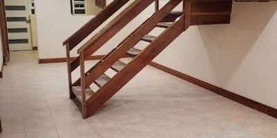 Se vende amplia y cómoda casa de 119 metros cuadrados, ideal para familias que buscan un hogar con excelente distribución y espacios generosos. La propiedad cuenta con tres habitaciones bien iluminadas, sala independiente del comedor que permite una mejor organización de los ambientes, dos baños completos, una cocina semi integral funcional, un patio amplio y descubierto perfecto para zona de ropas, jardín o futuras adecuaciones, y garaje. Su diseño brinda comodidad y privacidad en cada espacio. El valor de venta es de $580.000.000.