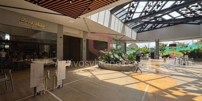 Arriendo burbuja en Rionegro sector los colegios, 9 m² dentro de centro comercial,  excelente iluminación, parqueaderos externos al rededor del mall y parqueadero subterráneo para todo el comercio, está dentro de un proyecto que lleva aproximadamente 2 años y medio de funcionamiento, El  conjunto cuenta con 90 apartamentos y 40 locales comerciales, en este momento funcionan varios Restaurantes, mini mercado, academia de idiomas, SPA, farmacia, gimnasio, salas de belleza, licorera, panadería, cafés, frutas, helados y ensaladas, sala de venta de proyectos inmobiliarios, boutique o almacén de ropa.Arrienda Activos y Bienes, Inmobiliaria experta en administración y arrendamiento de apartamentos, casas, locales, bodegas y oficinas en el Oriente Antioqueño, Medellín y toda el área Metropolitana. Información sujeta a cambios. Las imágenes de muebles, enseres, decoración y demás elementos son una referencia.