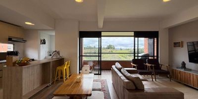 Codigo 27681. ? Apartamento en venta ubicado en Rionegro sector Parque Barro Blanco Se vende moderno apartamento en unidad cerrada en el exclusivo sector Barro Blanco. Esta propiedad cuenta con amplios espacios, excelente distribución e iluminación natural, perfecta para quienes buscan comodidad, seguridad y calidad de vida.Características destacadas:	•	Ubicado en unidad residencial cerrada	•	Hermosa vista panorámica	•	Excelente iluminación natural	•	Espacios amplios y bien distribuidos	•	Zona social integrada (sala-comedor)	•	Cocina moderna	•	Balcón (si aplica)	•	Parqueadero privado (si aplica)La unidad ofrece una amplia variedad de zonas comunes, ideales para el disfrute de toda la familia:	•	Piscina	•	Salón social	•	Gimnasio	•	Zonas verdes y juegos infantiles(Puedes ajustar según lo que ofrezca la unidad)Ubicado cerca de zonas comerciales, supermercados, colegios y transporte público, en un entorno residencial tranquilo y de alta valorización.¡Una excelente oportunidad para vivir o invertir en uno de los sectores más apetecidos de Rionegro!