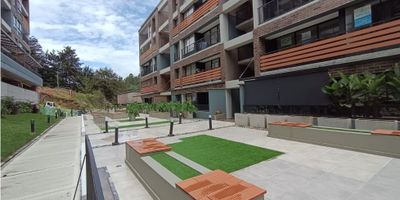? Se Arrienda Hermoso Penthouse Dúplex en El Retiro 

? Ubicación estratégica: A tan solo 5 minutos del parque principal, con acceso a vías alternas, supermercados, tiendas y excelente servicio de transporte público.

?️ Piso 1:


 Sala comedor con amplio balcón ideal para disfrutar del aire libre
 Cocina integral equipada con horno, estufa y lavavajillas
 Zona de ropas independiente
 Alacena para almacenamiento
 Baño social completo
 1 habitación auxiliar con clóset
 1 habitación con baño privado y vestier


?️ Piso 2:


 Habitación principal con baño, vestier y balcón 
 Espaciosa zona de estudio
 Gran terraza al aire libre, perfecta para reuniones o relajarse


? Ideal para quienes buscan comodidad, amplitud y excelente ubicación.
? Contáctanos para más información o agendar tu visita.
