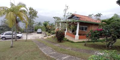 Hermosa finca, ubicada en zona muy tranquila y segura, amplias zonas verdes ideales para disfrutar de la naturaleza.