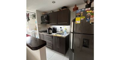 Apartamento en Venta, cuenta con un área de 54mts, tiene 3 habitaciones con clóset, 2 baños, cocina integral, sala- comedor, zona de ropa, parqueadero común.

La urbanización cuenta con portería, piscina, cancha de microfútbol, salón social, zona verde, juegos infantiles.

Valor de Administración:$ 204.000.
