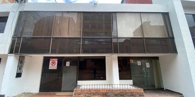 CASA COMERCIAL Se arrienda una espectacular propiedad de 1200 m², resultado de la unión funcional de dos casas con fachadas independientes, ubicada estratégicamente a dos cuadras de la estación TransMilenio Héroes, en el corazón empresarial y bancario de Bogotá. La Casa 1 (600 m²) ofrece en dos niveles: recepción, sala de espera, 2 oficinas gerenciales, open space para 20-30 puestos, 2 baños, más un Nivel 2 con lobby amplio, 5 espacios versátiles, cocineta y 3 baños con excelentes acabados, incluyendo una bahía exterior para 4 vehículos. La Casa 2 (600 m²) complementa con doble acceso, amplio espacio abierto (divisible en drywall), oficina gerencial con cuarto de rack, gran cocina, patio/comedor, 2 baños, más un Nivel 2 con 4 oficinas (una con baño privado y otra con archivo), open space para 20-30 cubículos, cocineta sencilla y 2 baños, sumando una bahía exterior adicional para 2 vehículos. Un espacio versátil y de máximo rendimiento Cod: 4445