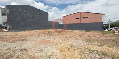 Vendo lote  en San Antonio de San  Pereira, ubicación privilegiada, esquinero de 134.91m2 en unidad abierta,  ideal para construir tú hogar o invertir, topografía plana 100% aprovechable, acometidas desde punto cero del lote, fácil acceso. Información sujeta a cambios. Las imágenes de muebles, enseres, decoración y demás elementos son una referencia. Vende Activos y Bienes, Inmobiliaria experta en administración, arrendamiento y venta de apartamentos, casas, locales, bodegas y oficinas en el Oriente Antioqueño, Medellín y toda el área Metropolitana.