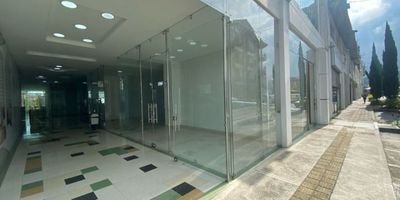 Se renta Local comercial en Marinilla, centro comercial los Sauces, en zona de gran desarrollo economico, cerca a supermercados de facil de acceso, queda cerca a centro medico UMI de 16.4 mt2.
