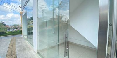 Se renta Local comercial en Marinilla, centro comercial los Sauces, en zona de gran desarrollo economico, cerca a supermecados de facil de acceso, queda cerca a centro medico UMI de 13,8 mt2.