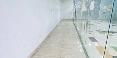 Se renta Local comercial en Marinilla, centro comercial los Sauces, en zona de gran desarrollo economico, cerca a supermercados de facil de acceso, queda cerca a centro medico UMI de 11 mt2.