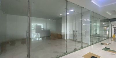 Se renta Local comercial en Marinilla, centro comercial los Sauces, en zona de gran desarrollo economico, cerca a supermecados de facil de acceso, queda cerca a centro medico UMI de 48.3 mt2.