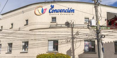 Local en tercer piso con barra americana y totalmente dotado, actualmente funciona  un bar restaurante. Cuenta con 2 banos y zona VIP