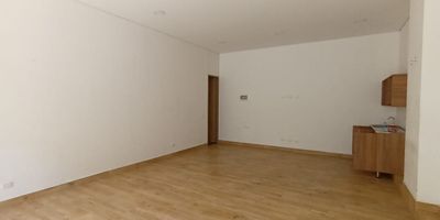 Se arrienda Hermoso y comodo Local en Excelente ubicacion comercial, de 44 mts , 1 bano.