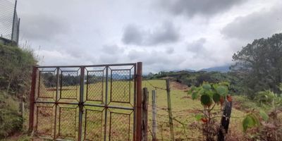 Lote con topografia mayormente  plana, se  divide  en dos lotes uno de 3500mts y otro de 4000mts