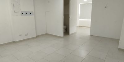 Oportunidad Unica en centro comercial del porvenir, Oficina en Venta, Espacios Amplios y Versatiles: Oficina con diseno abierto y flexible, ideal para adaptarse a tus necesidades comerciales. Perfecta para "oficinas corporativas", "espacios de coworking", "consultorios"].
Ubicacion Estrategica: Situada en el segundo piso del prestigioso centro comercial Reserva Plaza del Porvenir, garantizando visibilidad y facil acceso para clientes.
Comodidades: Incluye bano privado, 
Ambiente Profesional: El centro comercial ofrece una excelente infraestructura, con alta afluencia de visitantes y una atmosfera moderna y profesional.
 Acceso a una variedad de servicios y comercios dentro del mismo centro, mejorando la experiencia de tus clientes.