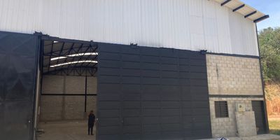 Se renta bodega, Ubicada en el municipio del santuario retorno 23
Area 400mt2, Servicio de agua ,energia trifasica a los 25kva, Estrato 2. Para construir oficinas y bano interno al gusto del arrendatario,  
Con parqueaderos. 