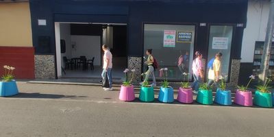 Amplio local de 34 m2, a 3 cuadras del parque principal de Rionegro, ubicado en el Mall Alto de La Capilla, excelente ubicacion con acceso rapido de transporte publico a todos los destinos del municipio, con 1 bano y servicios independientes.