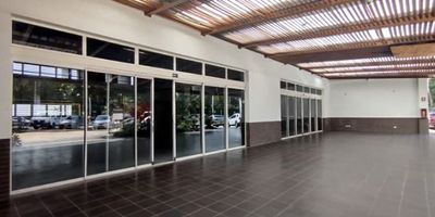 Se renta local comercial ubicada en el municipio de Rionegro, municipio acogedor, tranquilo y prospero, aqui tendras la posibilidad de crecer tu negocio, el mall cuenta con todas las comodidades de un exclusivo sector comercial, Si estas buscando crear y/o expandir tu negocio o iniciar con el pie derecho, este es tu lugar. Local de 456m2. Dentro del mall estan instaladas marcas reconocidas y alli encontraras, Zona de alto flujo peatonal, Parqueadero para clientes, Contactanos y agenda tu visita. No dejes pasar esta oportunidad!
