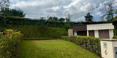 SE VENDE LOTE  para construir casas de 184mts2 (aprox) a tu gusto y cuidando el diseno de fachada, Urbanizada, con administracion, excelentes vias de acceso y transporte publico con varias rutas, jardines, servicios publicos, parqueadero visitantes, vigilancia privada 24 horas. 
Manejan 4 tipologias de vivienda para mayor opcion y conservacion de la armonia del lugar. Lote a paz y salvo, listos para construir. Proyecto ubicado cerca de la autopista Medellin-Bogota, especificamente en la vereda Galicia, cerca de zona empresarial y comercial de Rionegro. Antiguedad: 3 anos. 
