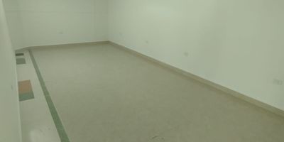 Esta oficina ofrece un ambiente moderno y funcional, ideal para emprendedores y pequenas empresas. El espacio cuenta con amplias ventanas que proporcionan luz natural y vistas a la vibrante actividad comercial de la zona. CANON+ IVA