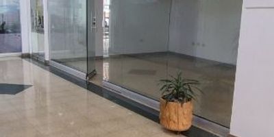 SE RENTA LOCAL EN EL CENTRO DE RIONEGRO, CENTRO COMERCIAL PLAZA REAL 22 MTS2, IDELA PARA OFICIONA O LOCAL COMERCIAL.