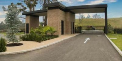 Lote en venta en El Carmen De Viboral, Antioquia. Ubicado en el barrio El Centro, en la vía San Antonio La Ceja KM 7, este terreno de 3522 m² ofrece una excelente oportunidad. El lote se encuentra dentro de una unidad cerrada, con una topografía plana que facilita cualquier desarrollo. Disfrute de la naturaleza con su propio riachuelo y árboles frutales. Precio de venta: $1.100.000.000. Contacte para más detalles o agende su visita a través de WhatsApp, quiero que me contacten o ver teléfonos.