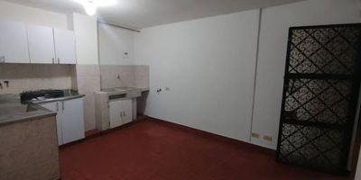 Aparta estudio interno en arriendo, sector de Florida en Laureles, cuenta con 1 habitación, 1 closet, 1 baño, cocina semi integral. Ubicado en sector tranquilo. Cuenta con cómodas vías de acceso y cercano a av. San Juan, estación del metro estadio, primer parque de Laureles, jumbo la 65, fácil acceso a transporte publico cercano, este inmueble es ideal para ti, si deseas mas información, contáctate con nosotros. 