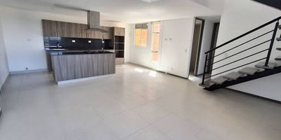 Descripción: 
447-13111 Apartamento en Arriendo en el Sector los colegios. Este apartamento de 123 metros ofrece un diseño cómodo y funcional. Cuenta con 3 alcobas, 3 baños, sala comedor iluminada, cocina integral moderna, zona de ropas independiente, 2 balcones con vista agradable, 1 clóset y 2 vestier. Además, dispone de parqueadero privado y cuarto útil. 
Se encuentra ubicado en una unidad cerrada que ofrece portería 24 horas, piscina para adultos y niños, turco, sauna, salón social, juegos infantiles, gimnasio, zonas verdes, ascensor y shut de basuras. Su ubicación estratégica permite fácil acceso a rutas de transporte público. Código del inmueble: 13111