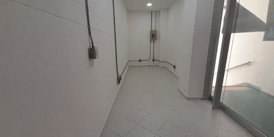 Excelente oficina ubicada en muy buen sector al norte de la ciudad en zona comercial, donde podras realizar tus suenos y continuar con tus proyectos, transporte publico cercano, cerca a estacion Niquia, ubicado en el centro comercial estacion Niquia. Si deseas mas informacion contactanos.