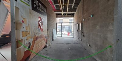 
Te ofrecemos una excelente oportunidad para tu negocio! Un local en arriendo en uno de los principales centros comerciales de Itagui, con ubicacion estrategica sobre la avenida principal, garantizando alto flujo de personas y visibilidad. Este local es ideal para tu empresa, ya que esta en una zona muy central, lo que te permitira atraer a una gran cantidad de clientes potenciales.

No dejes pasar esta oportunidad para hacer crecer tu negocio en un lugar de alto trafico y con todas las ventajas de estar en el corazon de Itagui.

Contactanos hoy mismo y agenda tu visita! Haz crecer tu empresa en el lugar perfecto!