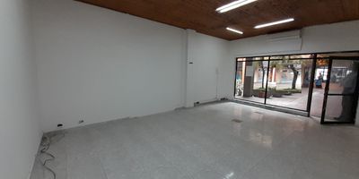 Local comercial disponible en reconocido centro comercial del barrio Suramericana. Cuenta con parqueadero privado cubierto, vigilancia 24/7, bateria de banos compartidos para hombres y mujeres, ademas de excelentes vias de acceso y multiples opciones de transporte publico cercanas. Una ubicacion estrategica ideal para tu negocio. Contactanos para mas informacion!