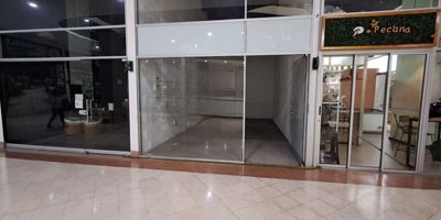 
Oportunidad de arriendo en el corazon de Itagui! 

Se arrienda local en el reconocido centro comercial Itagui Plaza, a tan solo unos pasos del parque principal. Esta ubicacion estrategica te brinda una excelente visibilidad, acceso directo a avenidas principales y cercania a multiples rutas de transporte publico. Ideal para tu negocio, con gran flujo de personas y una ubicacion privilegiada para atraer clientes.

No dejes pasar esta oportunidad de establecer tu negocio en uno de los puntos mas concurridos de Itagui. Contactanos ahora para mas informacion y agendar tu cita para conocer el local!

Llama hoy mismo y asegura tu espacio!