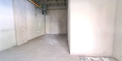 Hola! Si estas buscando un local en arriendo en Itagui, tengo una excelente opcion para ti. Se encuentra en uno de los principales centros comerciales de la ciudad, con una ubicacion inmejorable. sobre la avenida principal, lo que garantiza un alto flujo de personas y facil acceso al transporte publico. Es el lugar perfecto para hacer crecer tu negocio.

No dejes pasar esta oportunidad unica! Contactanos hoy mismo para mas detalles y asegura tu espacio en este vibrante centro comercial.