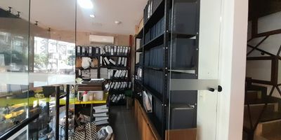  Oficina en Renta en el Corazon de El Poblado! 

Bienvenido/a al espacio ideal para tu negocio en el vibrante sector de El Poblado! Esta moderna y acogedora oficina ofrece una ubicacion privilegiada, rodeada de la exquisita tranquilidad que caracteriza a este destino turistico tan anhelado. No pierdas la oportunidad de formar parte del atractivo comercial de esta zona!

 Caracteristicas destacadas:
Ubicacion estrategica en El Poblado.
Facil acceso a transporte publico y amplio estacionamiento cercano.
Este encantador espacio combina a la perfeccion la serenidad que buscan con el ambiente comercial que ansian los emprendedores.
 Haz que tu negocio destaque en este escenario ideal!